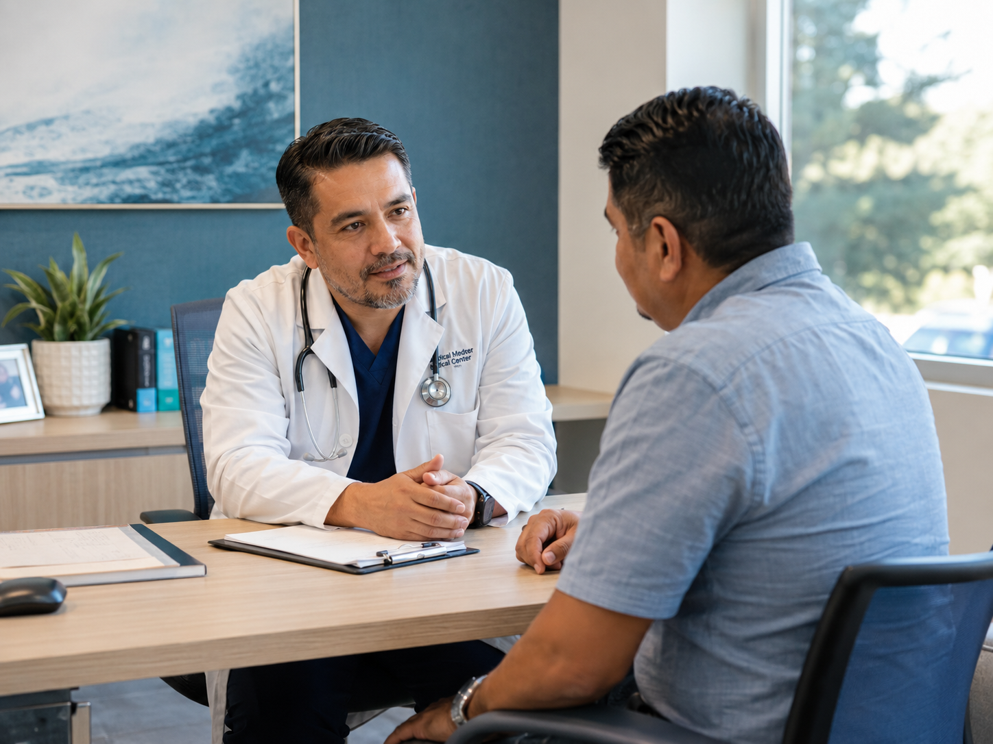 Doctor atendiendo a paciente en consulta médica