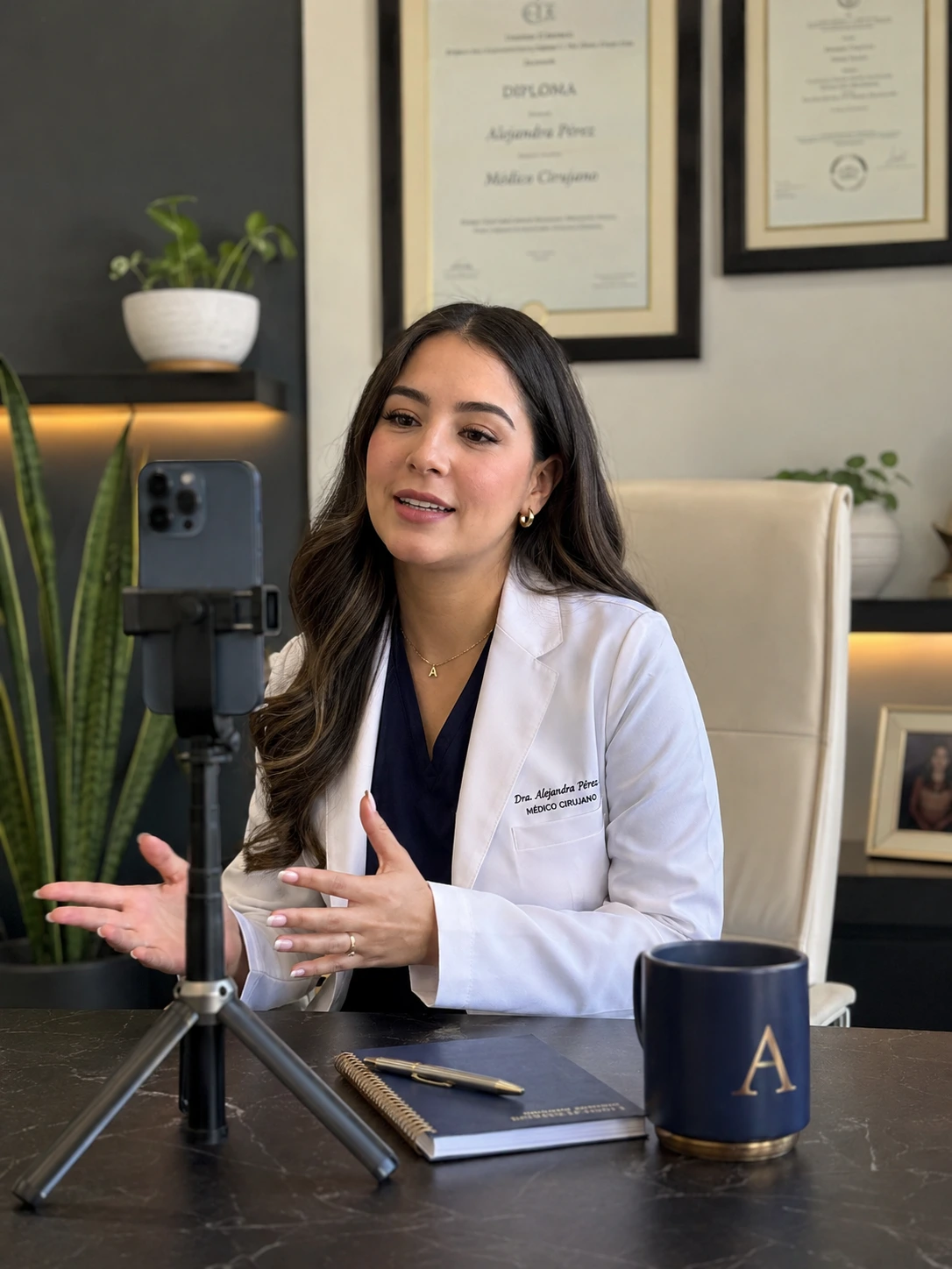 Profesional gestionando redes sociales médicas para doctores